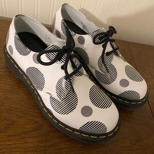 Dr Marten 1461 shoes
Hardly worn
Really cute!
No box
Womens US size 8 or EU 39.
